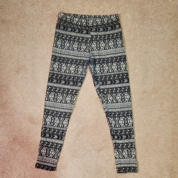 AE Black and white tribal print cropped leggings - Picture 2 of 3